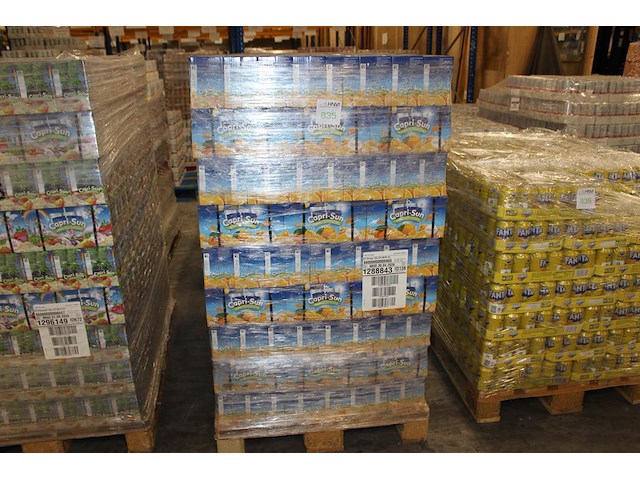 Capri sun sinaasappel op pallet. totaal 324 doosjes met 10x 200 ml. tht 4-26. - afbeelding 1 van  3