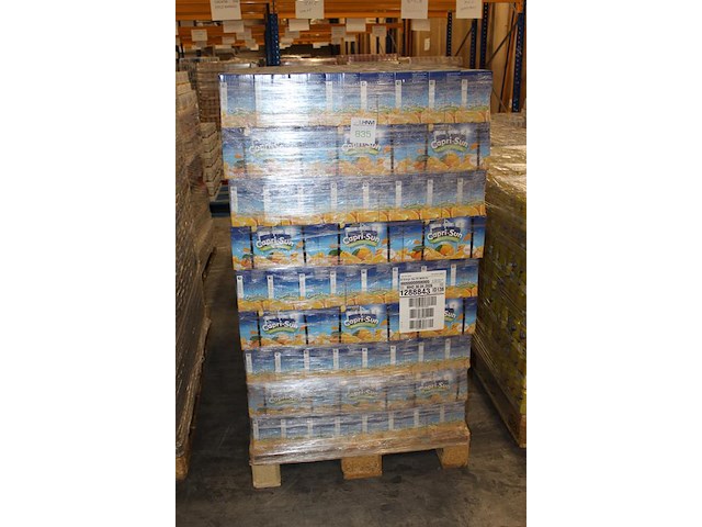 Capri sun sinaasappel op pallet. totaal 324 doosjes met 10x 200 ml. tht 4-26. - afbeelding 2 van  3