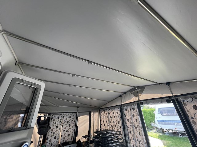 Caravan knaus 500 fu sport silver edition met 4-seizoenen voortent hypercamp casa grande 300 mt 13 en grond... - afbeelding 2 van  25