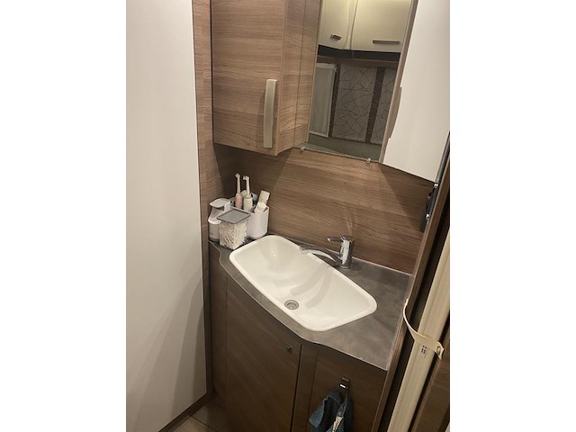 Caravan knaus 500 fu sport silver edition met 4-seizoenen voortent hypercamp casa grande 300 mt 13 en grond... - afbeelding 21 van  25