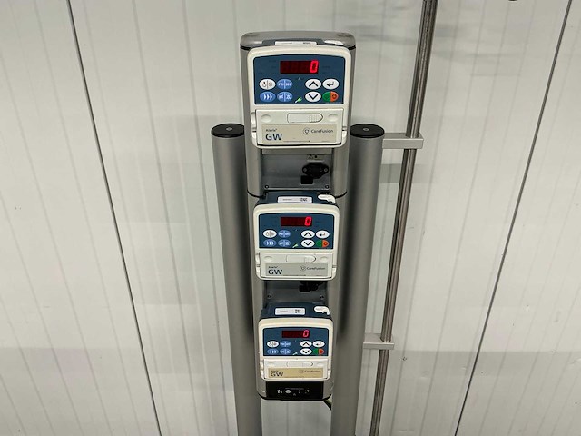 Carefusion - gw - dockingstation met volumetrische infuuspompen - afbeelding 1 van  4