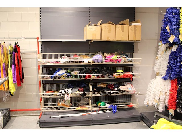 Carnavals accessoires in dubbel wandrek w.o. pruiken, panty's, rokjes, papier en blindengeleidenstokken. - afbeelding 1 van  5