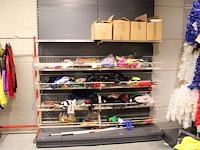 Carnavals accessoires in dubbel wandrek w.o. pruiken, panty's, rokjes, papier en blindengeleidenstokken. - afbeelding 1 van  5