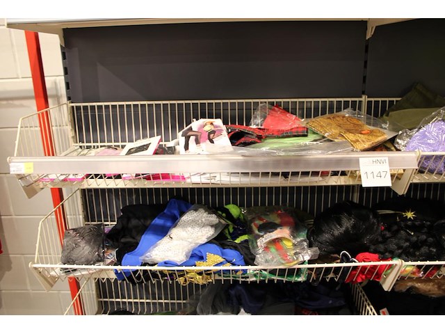 Carnavals accessoires in dubbel wandrek w.o. pruiken, panty's, rokjes, papier en blindengeleidenstokken. - afbeelding 2 van  5