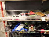 Carnavals accessoires in dubbel wandrek w.o. pruiken, panty's, rokjes, papier en blindengeleidenstokken. - afbeelding 2 van  5