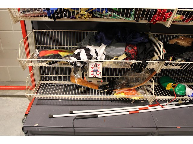Carnavals accessoires in dubbel wandrek w.o. pruiken, panty's, rokjes, papier en blindengeleidenstokken. - afbeelding 4 van  5