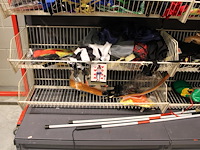 Carnavals accessoires in dubbel wandrek w.o. pruiken, panty's, rokjes, papier en blindengeleidenstokken. - afbeelding 4 van  5