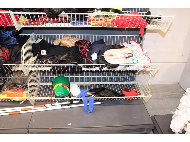 Carnavals accessoires in dubbel wandrek w.o. pruiken, panty's, rokjes, papier en blindengeleidenstokken. - afbeelding 5 van  5