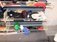 Carnavals accessoires in dubbel wandrek w.o. pruiken, panty's, rokjes, papier en blindengeleidenstokken. - afbeelding 5 van  5