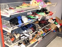 Carnavals accessoires in dubbel wandrek w.o. pruiken, panty's, rokjes, papier en blindengeleidenstokken. - afbeelding 2 van  6