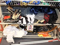 Carnavals accessoires in dubbel wandrek w.o. pruiken, panty's, rokjes, papier en blindengeleidenstokken. - afbeelding 4 van  6