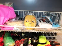 Carnavals accessoires in dubbel wandrek w.o. pruiken, panty's, rokjes, papier en blindengeleidenstokken. - afbeelding 5 van  6