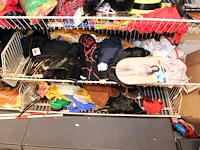 Carnavals accessoires in dubbel wandrek w.o. pruiken, panty's, rokjes, papier en blindengeleidenstokken. - afbeelding 6 van  6