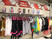Carnavalskleding aan vierdelige wandstelling, ruim 240 stuks. - afbeelding 1 van  9