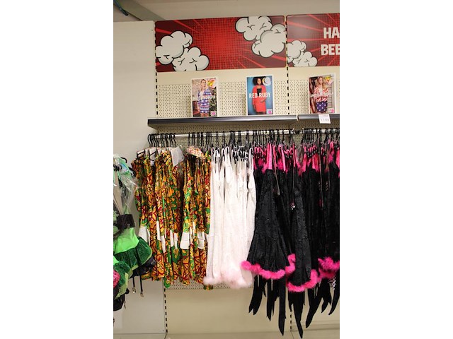 Carnavalskleding aan vierdelige wandstelling, ruim 240 stuks. - afbeelding 2 van  9