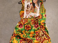 Carnavalskleding aan vierdelige wandstelling, ruim 240 stuks. - afbeelding 3 van  9