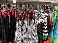 Carnavalskleding aan vierdelige wandstelling, ruim 240 stuks. - afbeelding 4 van  9