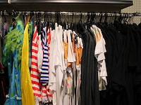Carnavalskleding aan vierdelige wandstelling, ruim 240 stuks. - afbeelding 6 van  9