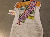 Carnavalskleding aan vierdelige wandstelling, ruim 240 stuks. - afbeelding 7 van  9