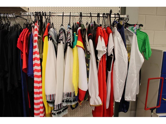 Carnavalskleding aan vierdelige wandstelling, ruim 240 stuks. - afbeelding 8 van  9
