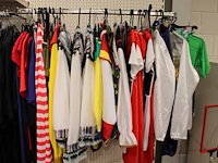 Carnavalskleding aan vierdelige wandstelling, ruim 240 stuks. - afbeelding 8 van  9