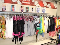 Carnavalskleding aan vierdelige wandstelling, ruim 240 stuks.