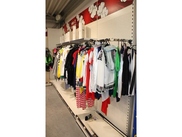 Carnavalskleding aan vierdelige wandstelling, ruim 240 stuks. - afbeelding 2 van  8