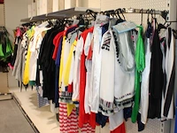 Carnavalskleding aan vierdelige wandstelling, ruim 240 stuks. - afbeelding 2 van  8