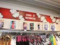 Carnavalskleding aan vierdelige wandstelling, ruim 240 stuks. - afbeelding 3 van  8