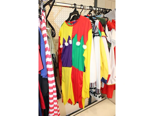 Carnavalskleding aan vierdelige wandstelling, ruim 240 stuks. - afbeelding 7 van  8