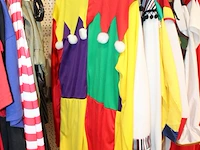 Carnavalskleding aan vierdelige wandstelling, ruim 240 stuks. - afbeelding 7 van  8