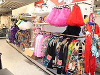 Carnavalskleding aan zevendelige wandstelling, 100 kledingstukken w.o. diverse hoeden, bretels en brillen. - afbeelding 1 van  9