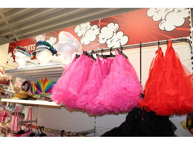 Carnavalskleding aan zevendelige wandstelling, 100 kledingstukken w.o. diverse hoeden, bretels en brillen. - afbeelding 2 van  9