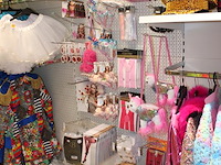 Carnavalskleding aan zevendelige wandstelling, 100 kledingstukken w.o. diverse hoeden, bretels en brillen. - afbeelding 5 van  9