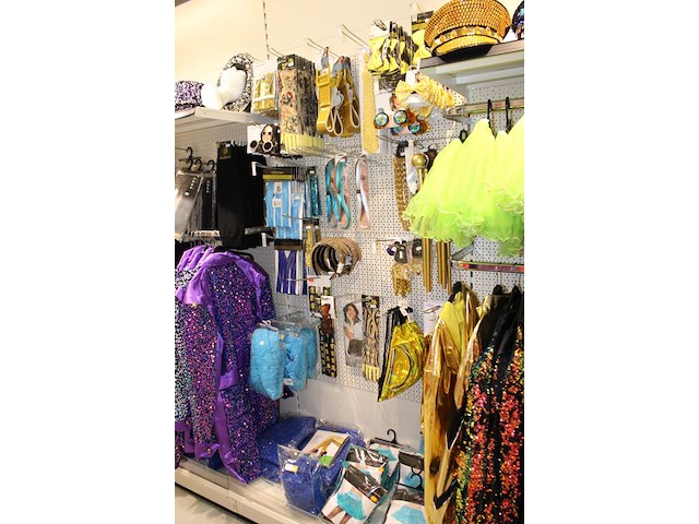Carnavalskleding aan zevendelige wandstelling, 100 kledingstukken w.o. diverse hoeden, bretels en brillen. - afbeelding 8 van  9