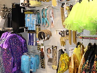 Carnavalskleding aan zevendelige wandstelling, 100 kledingstukken w.o. diverse hoeden, bretels en brillen. - afbeelding 8 van  9