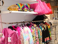 Carnavalskleding aan zevendelige wandstelling, 100 kledingstukken w.o. glitterkostuums, diverse hoeden, bre... - afbeelding 2 van  11