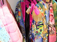 Carnavalskleding aan zevendelige wandstelling, 100 kledingstukken w.o. glitterkostuums, diverse hoeden, bre... - afbeelding 3 van  11