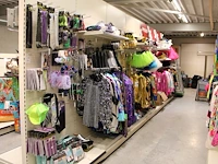 Carnavalskleding aan zevendelige wandstelling, 100 kledingstukken w.o. glitterkostuums, diverse hoeden, bre...