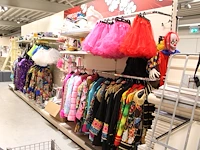 Carnavalskleding aan zevendelige wandstelling, 100 kledingstukken w.o. glitterkostuums, diverse hoeden, bre... - afbeelding 4 van  11