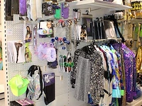 Carnavalskleding aan zevendelige wandstelling, 100 kledingstukken w.o. glitterkostuums, diverse hoeden, bre... - afbeelding 5 van  11