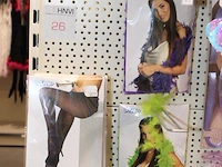 Carnavalskleding aan zevendelige wandstelling, 100 kledingstukken w.o. glitterkostuums, diverse hoeden, bre... - afbeelding 6 van  11