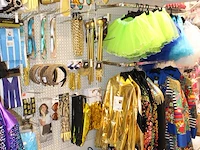 Carnavalskleding aan zevendelige wandstelling, 100 kledingstukken w.o. glitterkostuums, diverse hoeden, bre... - afbeelding 8 van  11
