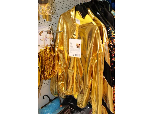 Carnavalskleding aan zevendelige wandstelling, 100 kledingstukken w.o. glitterkostuums, diverse hoeden, bre... - afbeelding 9 van  11