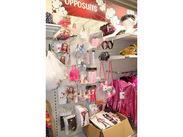 Carnavalskleding aan zevendelige wandstelling, 100 kledingstukken w.o. glitterkostuums, diverse hoeden, bre... - afbeelding 10 van  11