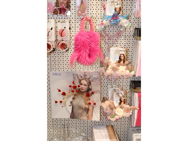 Carnavalskleding aan zevendelige wandstelling, 100 kledingstukken w.o. glitterkostuums, diverse hoeden, bre... - afbeelding 11 van  11