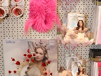 Carnavalskleding aan zevendelige wandstelling, 100 kledingstukken w.o. glitterkostuums, diverse hoeden, bre... - afbeelding 11 van  11