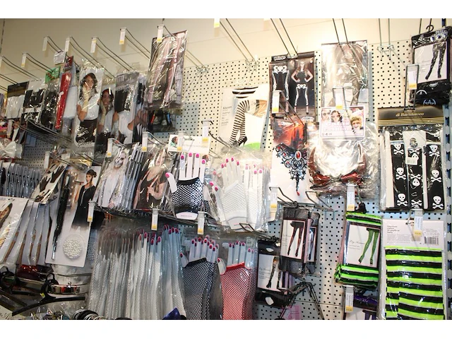 Carnavalskleding aan zevendelige wandstelling, ruim 240 kledingstukken, brillen, bretels, tasjes, panty's, ... - afbeelding 2 van  15