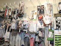 Carnavalskleding aan zevendelige wandstelling, ruim 240 kledingstukken, brillen, bretels, tasjes, panty's, ... - afbeelding 2 van  15