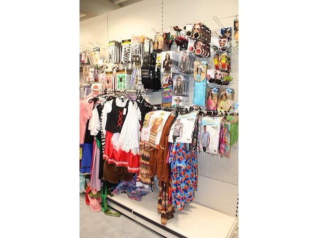 Carnavalskleding aan zevendelige wandstelling, ruim 240 kledingstukken, brillen, bretels, tasjes, panty's, ... - afbeelding 6 van  15